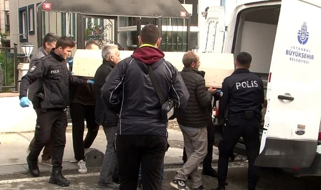 Beylikdüzü'nde acı olay: Genç sevgililer kafa kafaya verip tek kurşunla intihar etti