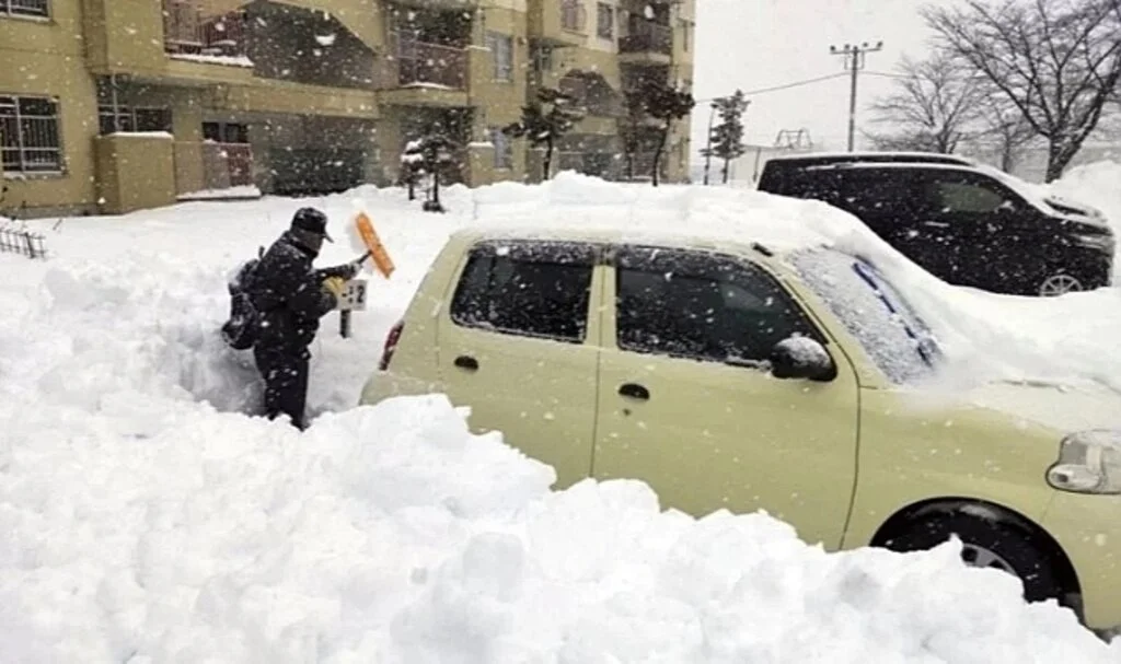 Binlerce ev elektriksiz kaldı 17 kişi öldü