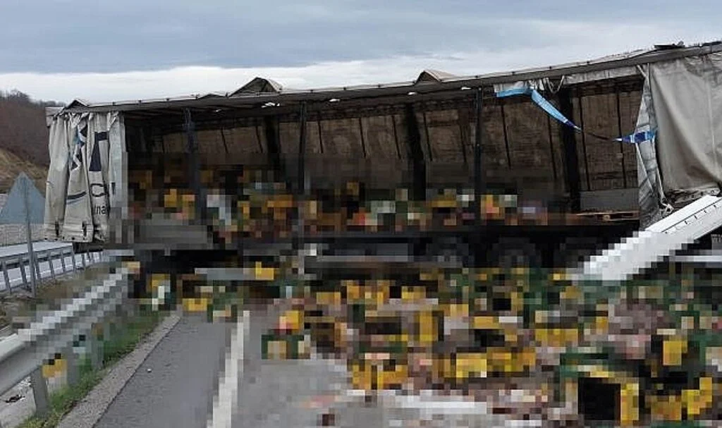 Samsun'da Bira Yüklü Tır Bariyerlere Girdi 