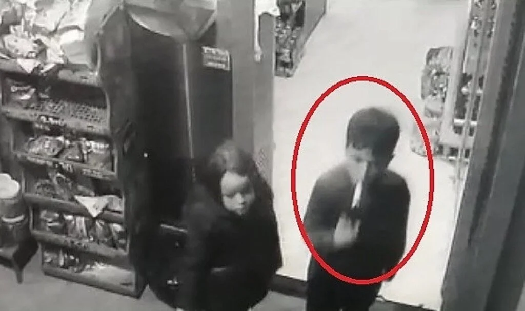 Boğazına şeker kutusu kapağı kaçan çocuğu boğulmaktan kurtardı