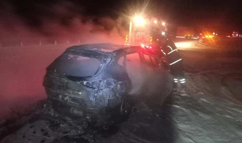  Burdur’da seyir halinde alev alan araç kullanılamaz hale geldi