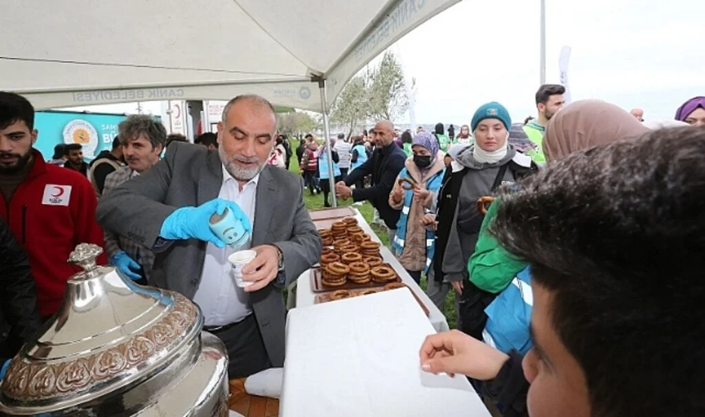 Canik Belediye Başkanı Sandıkçı’dan Gençlere Salep ve Simit İkramı