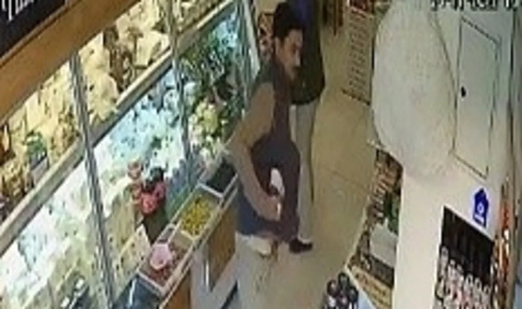 Çikolataları çalarken aynı zamanda tırnakçılık da yapmaya kalkıştı