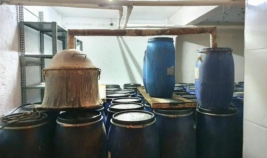Depo Olarak Kullanılan Bağ Evinde 12,5 Ton Kaçak İçki Ele Geçirildi