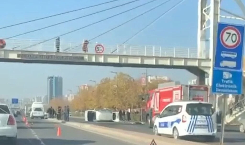 Direksiyon hakimiyetini kaybetti, refüje çarparak başka aracın üzerine düştü