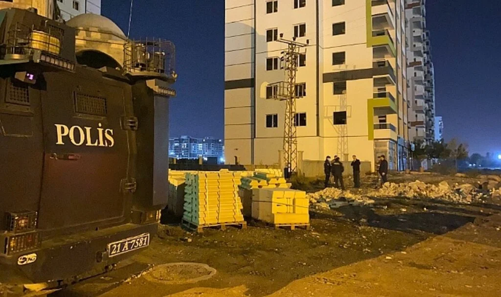Diyarbakır’da elektrik direğine çıkan genç hayatını kaybetti