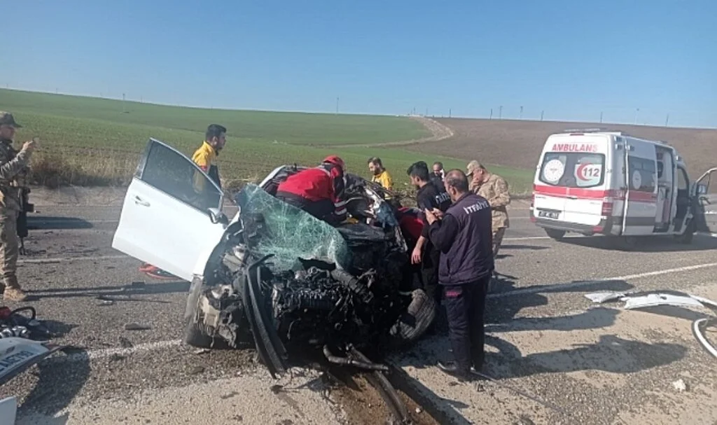 Diyarbakır'da feci kaza: 1 ölü, 2 yaralı