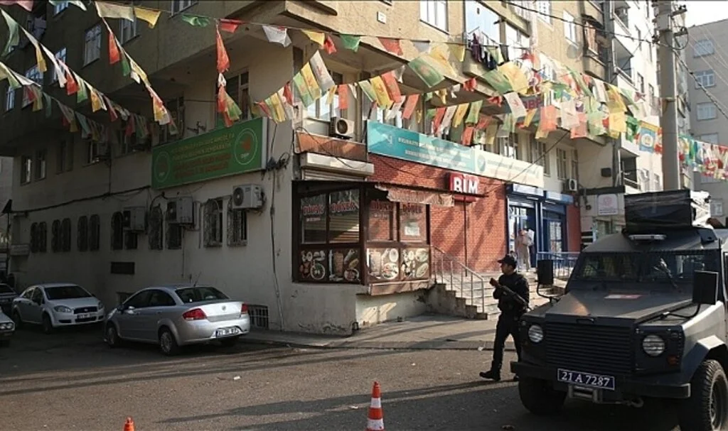 Diyarbakır Merkezli 9 İlde Terör Örgütü PKK'ya Yönelik Operasyonda 14 Kişi Yakalandı