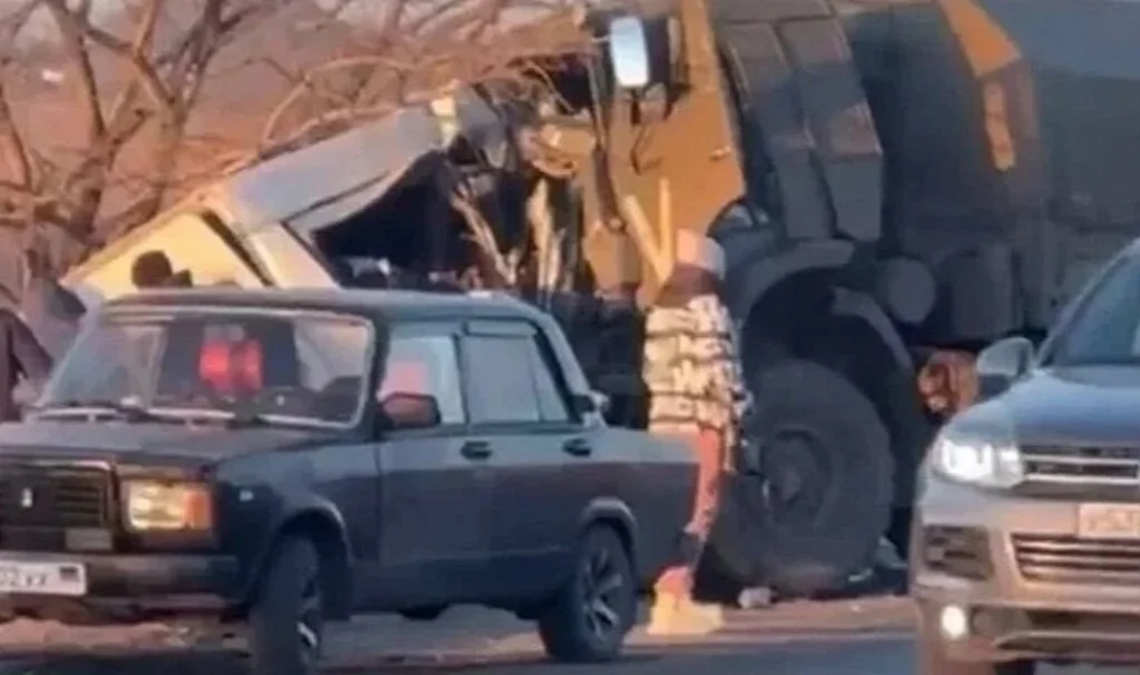 Donetsk'te Rus askeri aracı minibüsle çarpıştı: 16 ölü, 3 yaralı