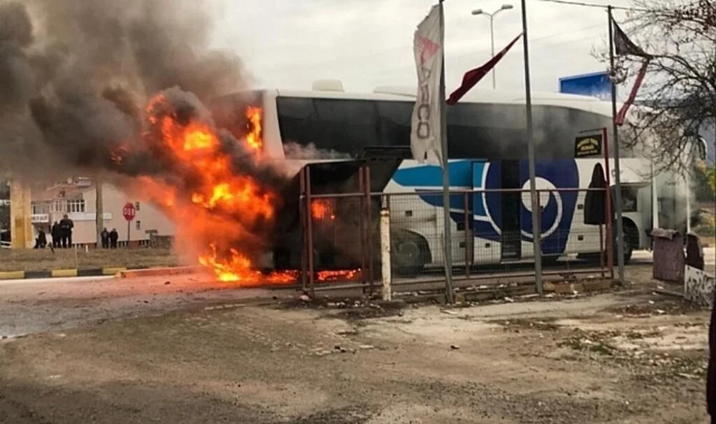Duman Kokusu 21 Yolcuyu Alevlerin Arasında Kalmaktan Kurtardı