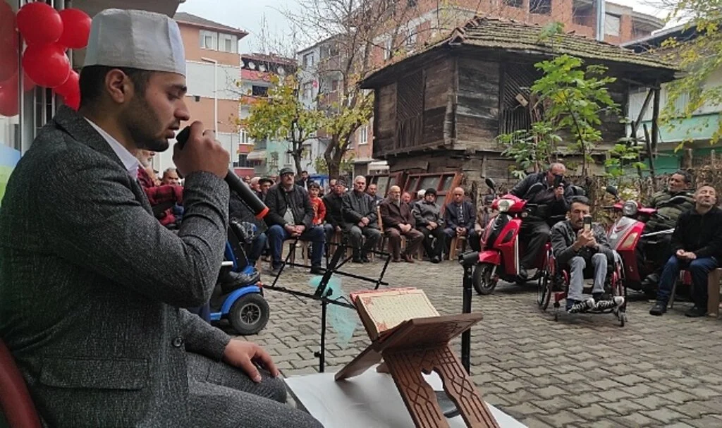 Dünya Engelliler Günü'nde okunan Kur'an-Kerim ve ilahiler işaret diliyle anlatıldı