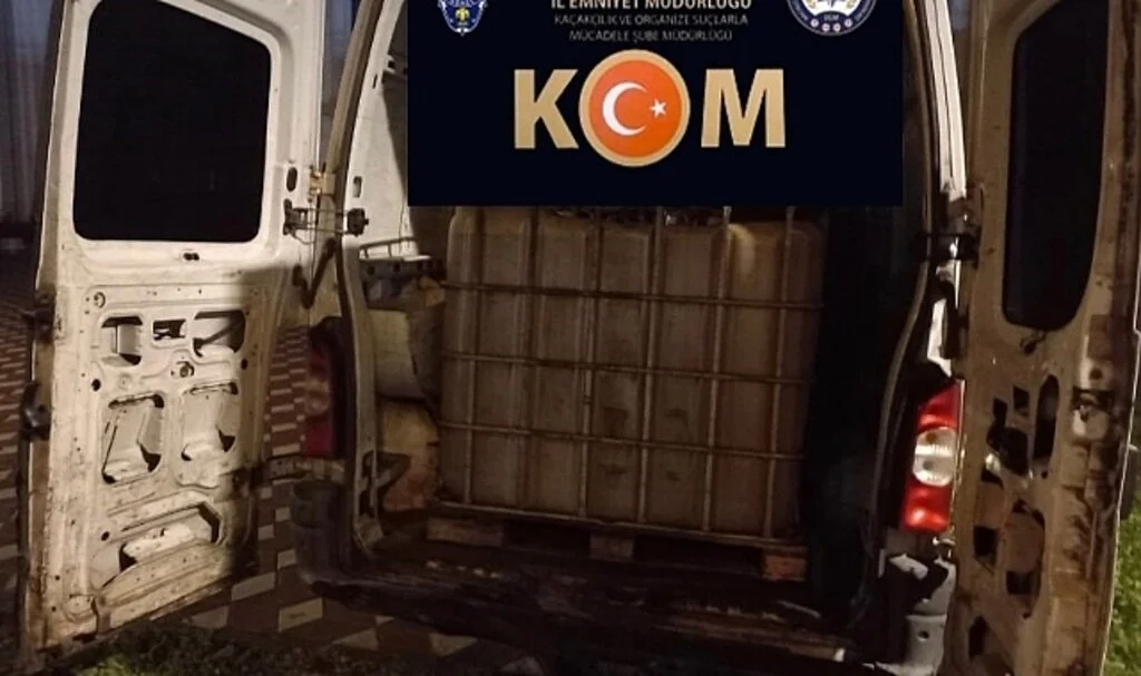 Durdurulan panelvandan 3 tona yakın akaryakıt ele geçirildi: 3 gözaltı