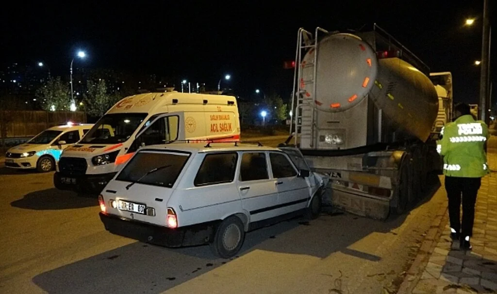 Elazığ’da otomobil beton mikserine çarptı: 1 yaralı