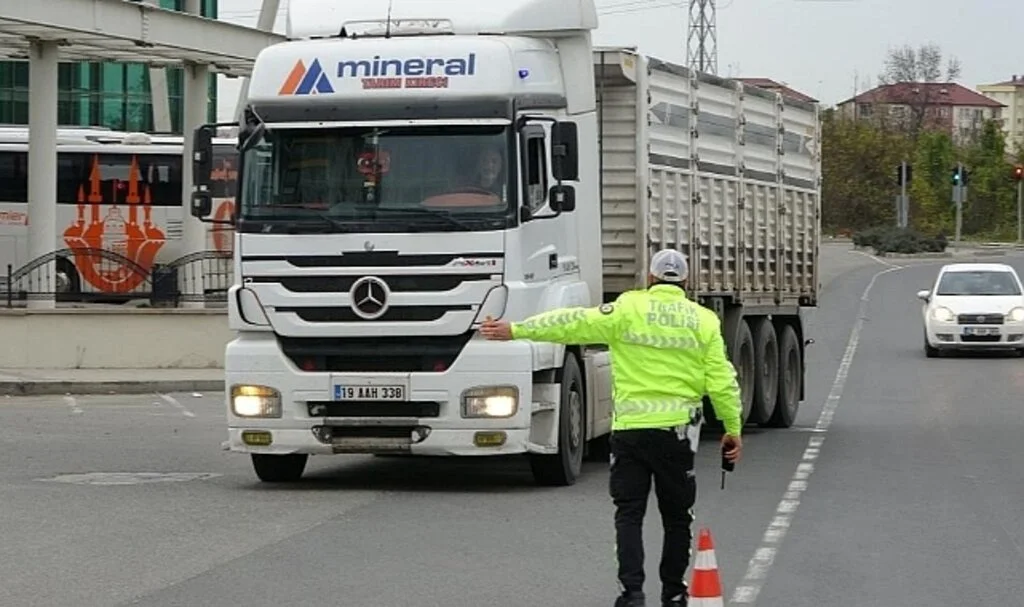 Emniyetten Kış Lastiği Denetimi ve ‘KADES’ Bilgilendirmesi