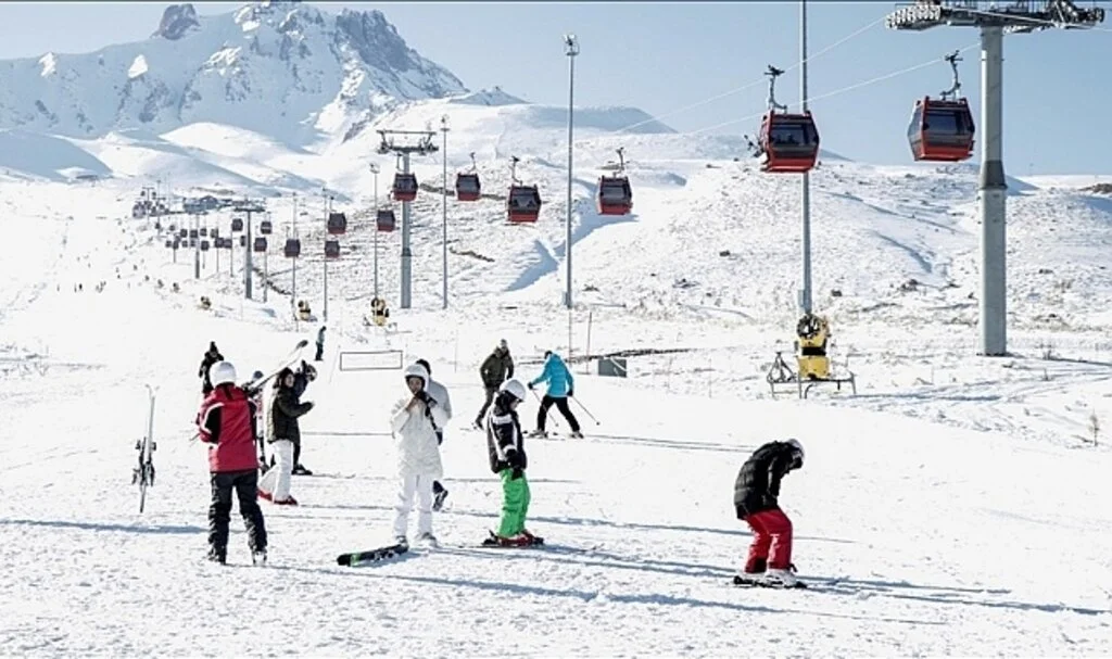 Erciyes Kış Sporları ve Turizm Merkezi'nde Kayak Sezonu Başladı