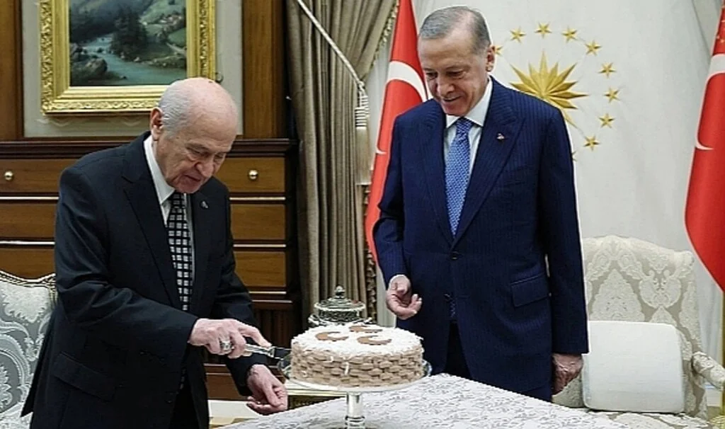 Erdoğan, Bahçeli'nin Doğum Gününü 3 Hilalli Pasta İle Kutladı