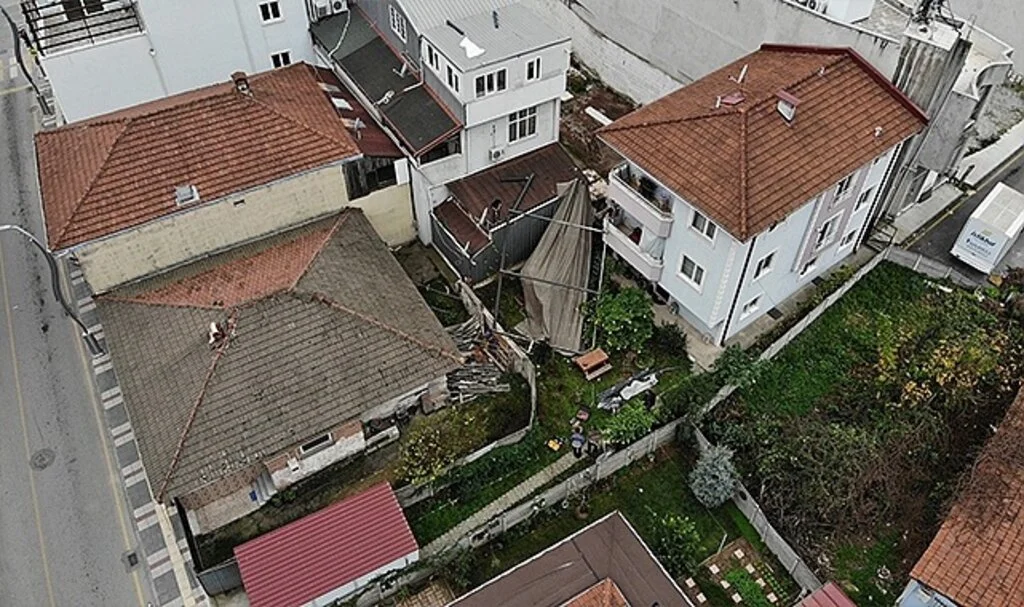 Etkili Olan Lodos, Binanın Tentesini Uçurdu