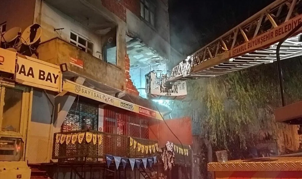 Evi boşaltan kiracı daireyi ateşe verdi, yanan dairede patlama meydana geldi