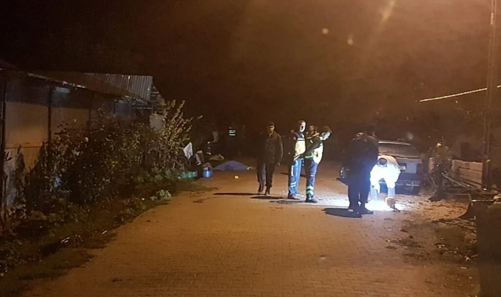 Evinin önünde av tüfeğiyle vurularak öldürüldü