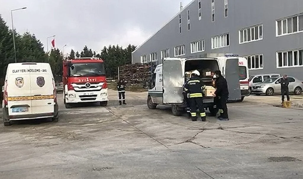 Fabrikada tırın altında kalan işçi hayatını kaybetti
