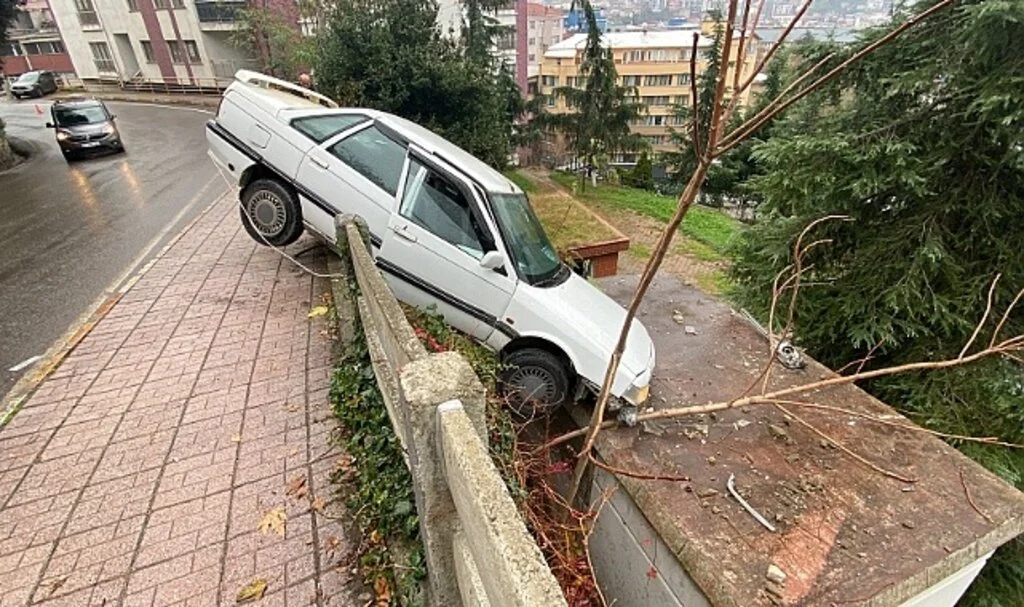 Faciaya Ramak Kala, Otomobille Duvarda Askıda Kaldılar