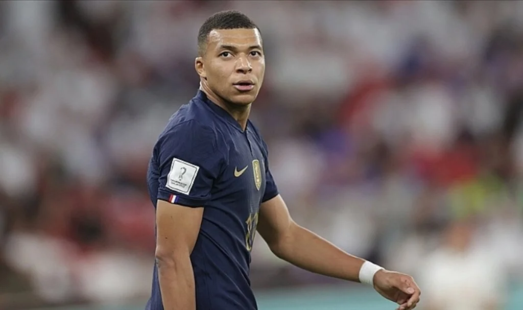 Fransız futbolcu Mbappe, alkollü içki logosu önünde poz vermeyi reddetti