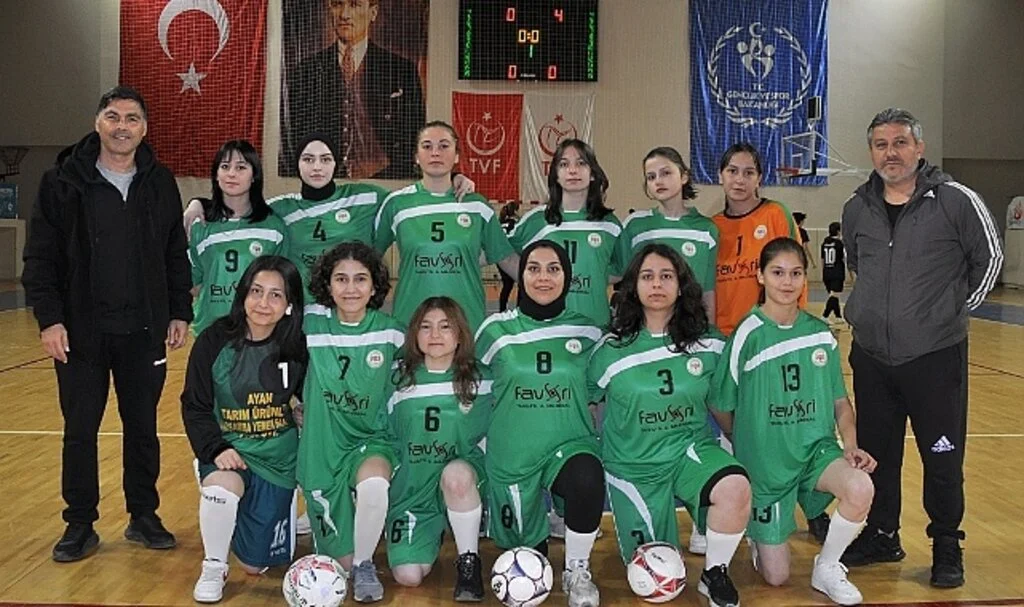 GENÇ KIZLARDA FUTSAL HEYECANI