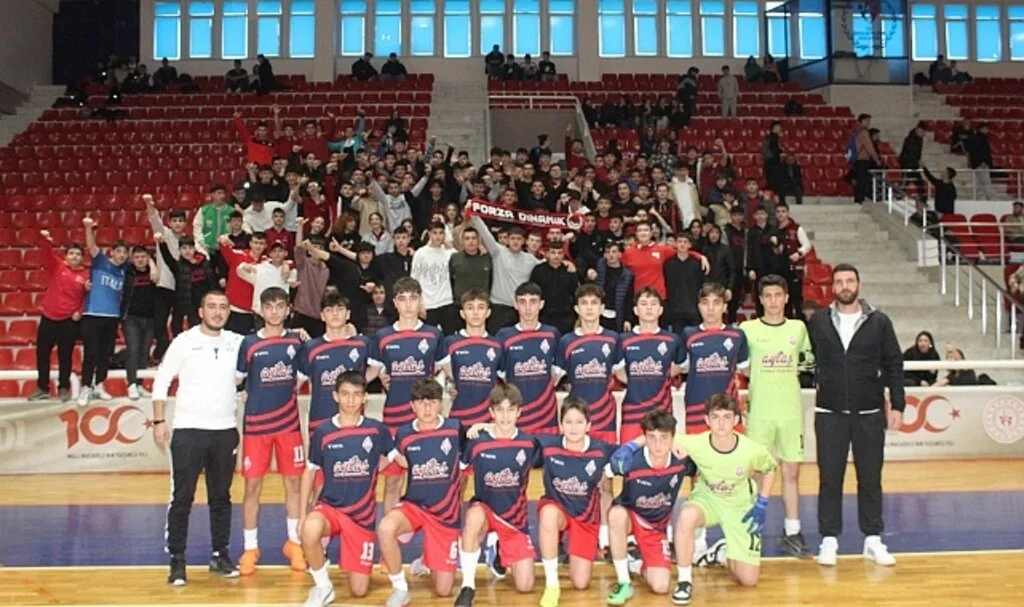 Gençler Futsal Maçları Nefes Kesiyor