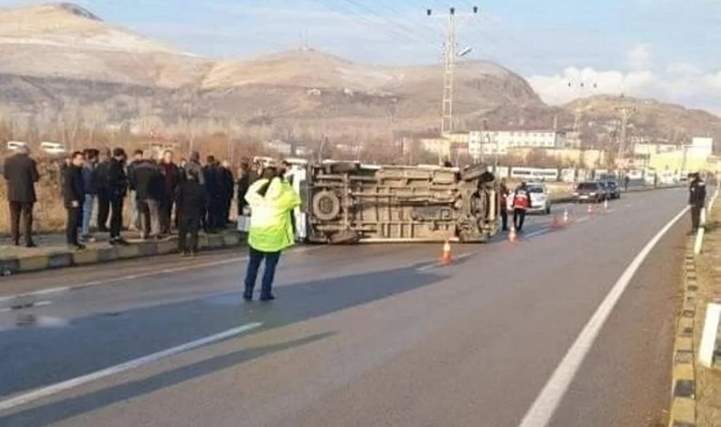 Gevaş’ta öğrencileri taşıyan minibüs yan yattı: 11 yaralı