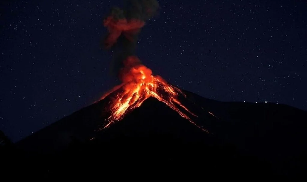 Guatemala'daki Fuego Yanardağı'nda Patlama