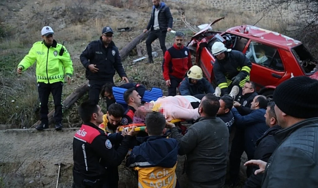 Gümüşhane’de otomobil 20 metre yükseklikten şarampole yuvarlandı: 2 yaralı