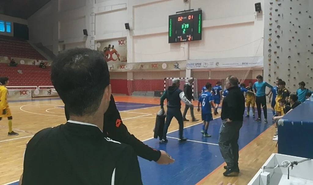 Hakemin Kararına Kızdı Takımı Sahadan Çekti