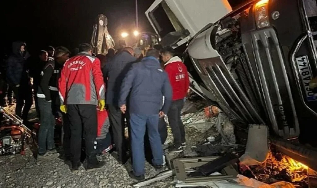 Hakkari'de kömür yüklü TIR devrildi: 3 yaralı