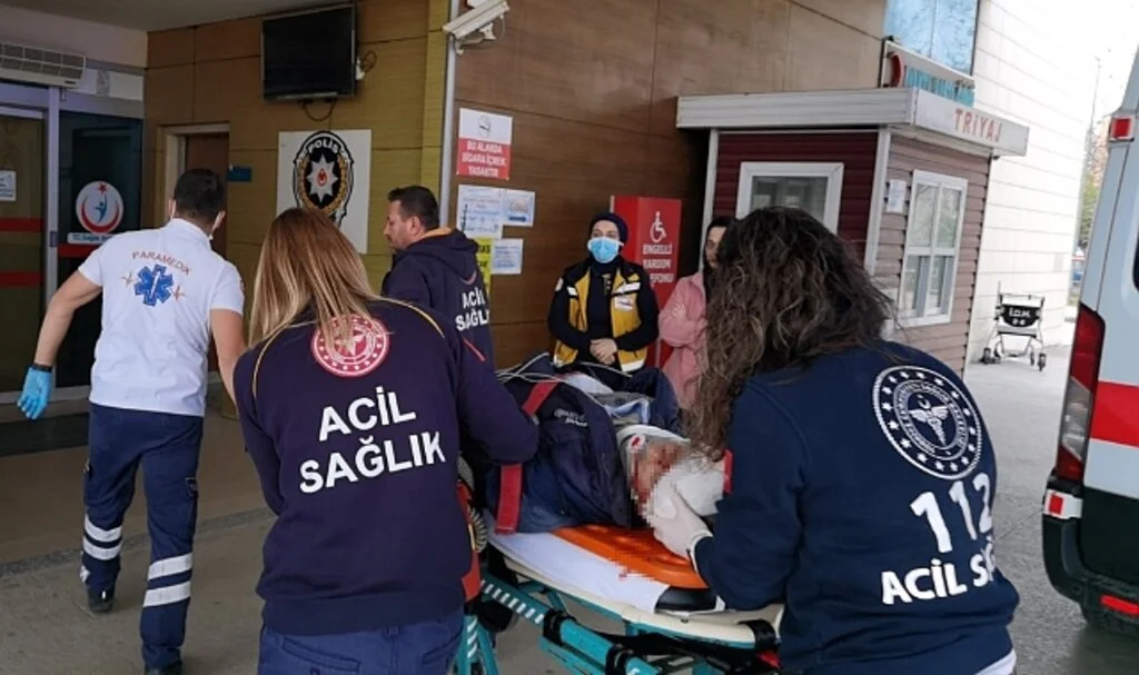 Halk otobüsüyle kafa kafaya çarpışan motosikletin sürücüsü ağır yaralandı