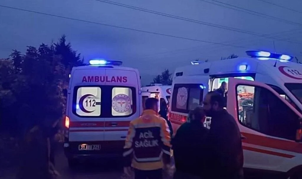 Hatay’da tarım işçilerini taşıyan midibüs devrildi: 14 yaralı