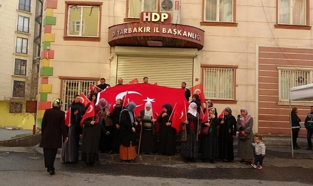 HDP Önündeki Aileler Bombalı Saldırıyı Kınadı