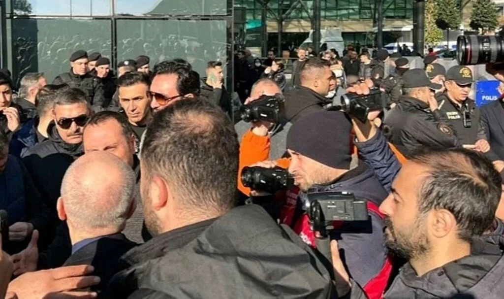 Hekimlerin Protestosuna Polis Engeli: Beyaz Önlüklerini Bıraktılar