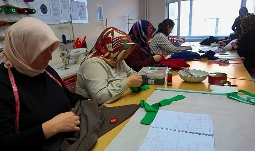 HEM 280 bin kişiyi  meslek sahibi yaptı 