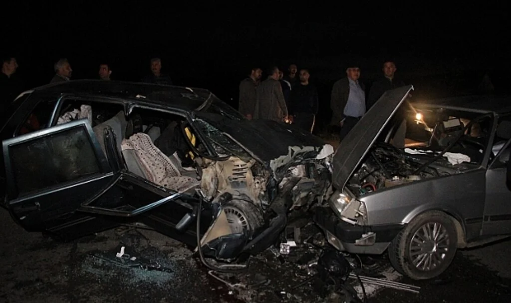  İki otomobil kafa kafaya çarpıştı: 1 ölü, 2'si çocuk 5 yaralı