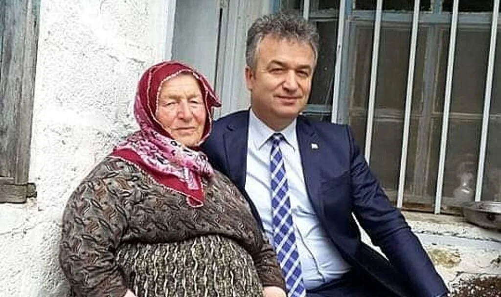 "İnnâ lillâhi ve innâ ileyhi râciûn" Allah'tan geldik ve yine O'na döneceğiz