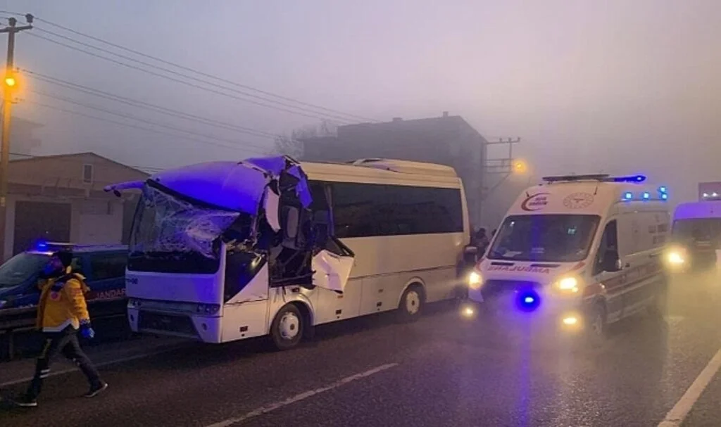 İşçi Servisi Tıra Arkadan Çarptı: 12 İşçi Yaralı