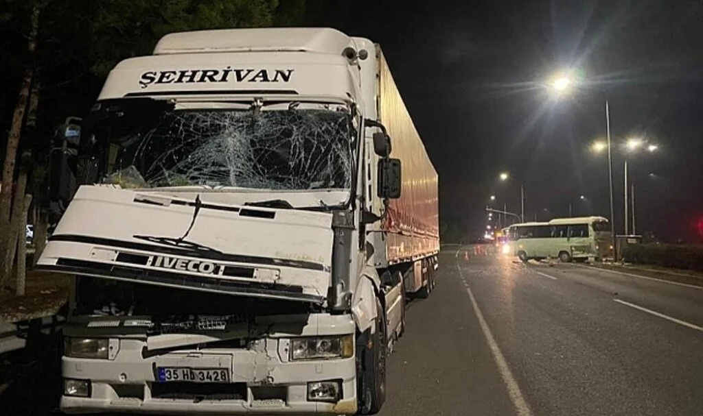 İşçileri Taşıyan Servise Tırın Çarpması Sonucu 20 Kişi Yaralandı