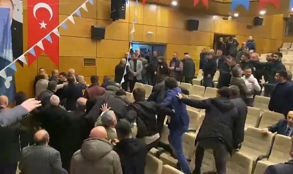 İYİ Partililer yumruk yumruğa birbirine girdi!
