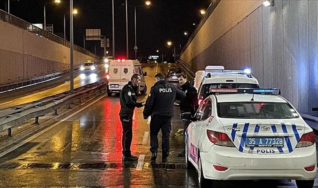 İzmir'de aracına yakıt takviyesi yaparken otomobil çarpan sürücü öldü