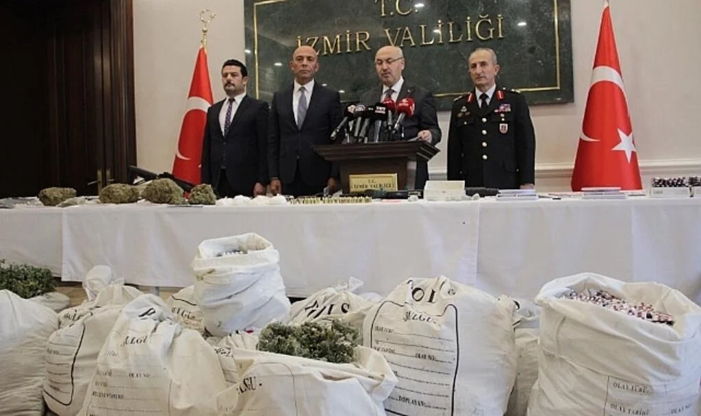 İzmir'de Dev Uyuşturucu Operasyonu: 33 Torbacı Gözaltına Alındı