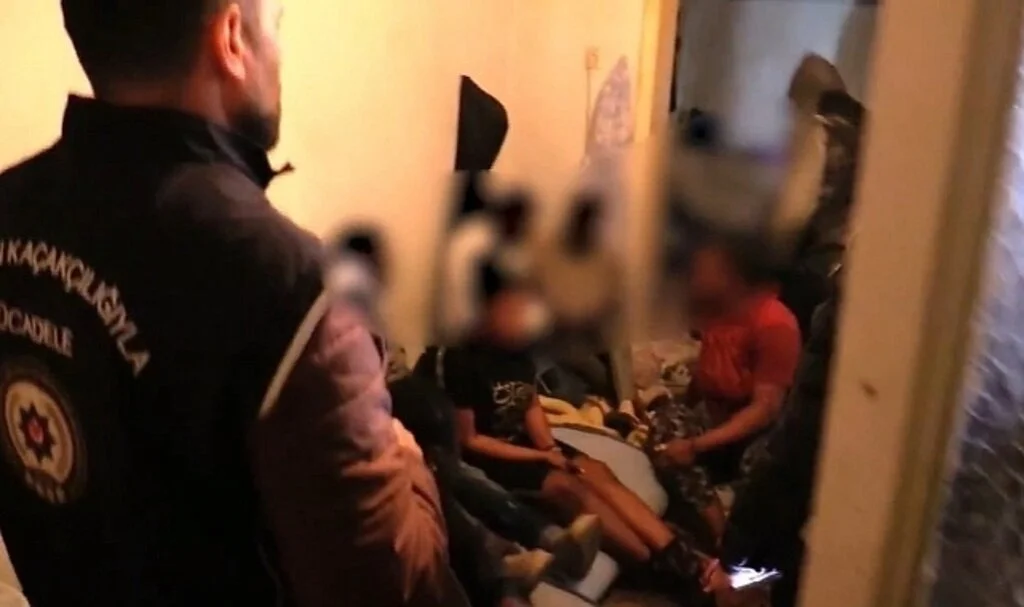 İzmir'de Şok Evlerine Polis Baskını: 91 Kaçak Göçmen ve 5 Organizatör Yakalandı
