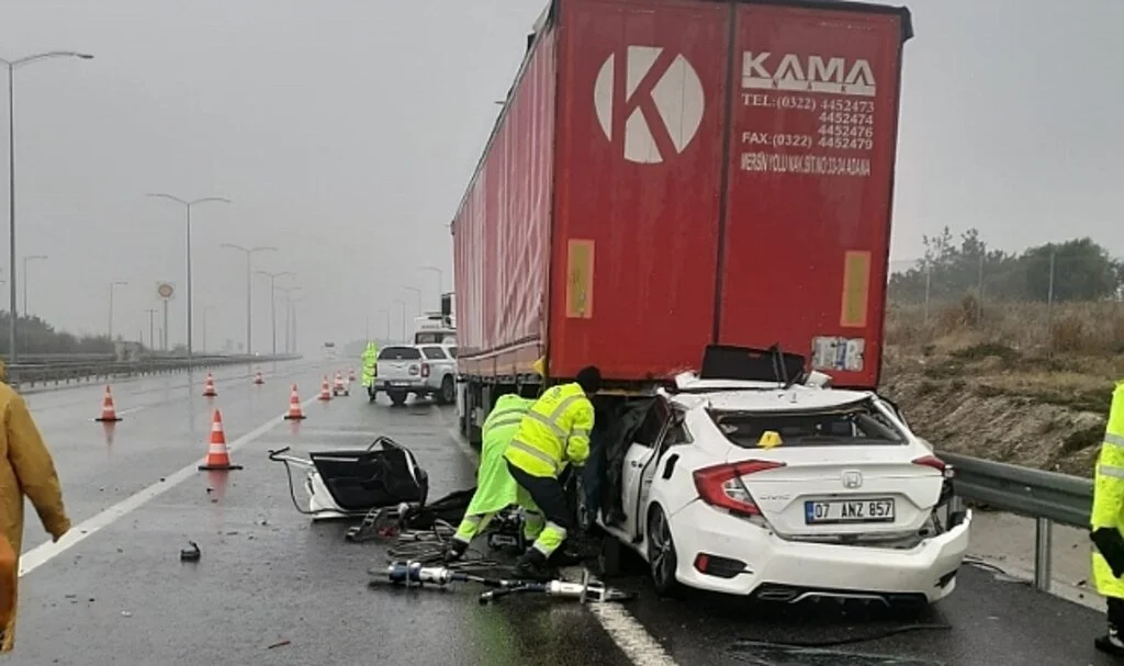 İzmir-İstanbul Otoyolunda feci kaza: 2 ölü 2 yaralı