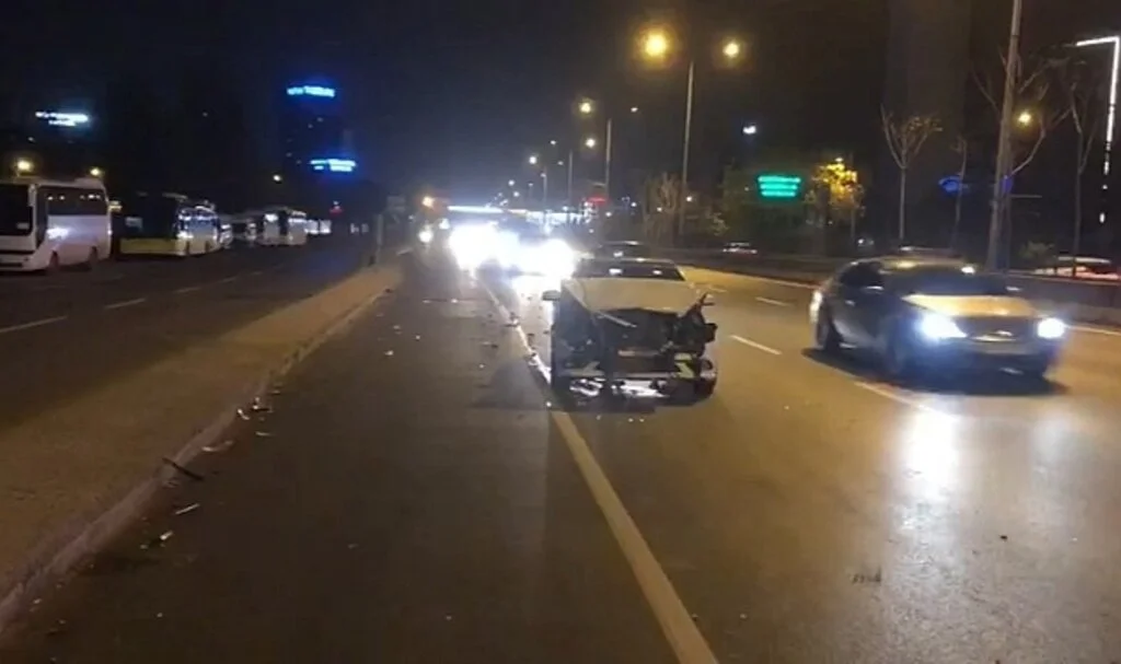 Kadıköy D-100 Kara Yolu'nda 2 araç çarpıştı