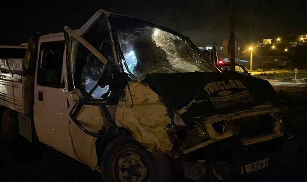 Kamyonetle halk otobüsü çarpıştı
