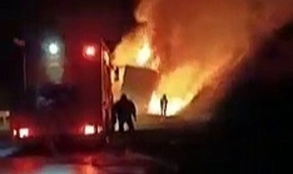 Karaman’da kaza yapan tır alev alev yandı